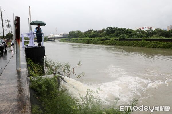 ▲台南市長黃偉哲前往安南、仁德地區視察道路積水及排水系統運作情形。（記者林東良翻攝，下同）