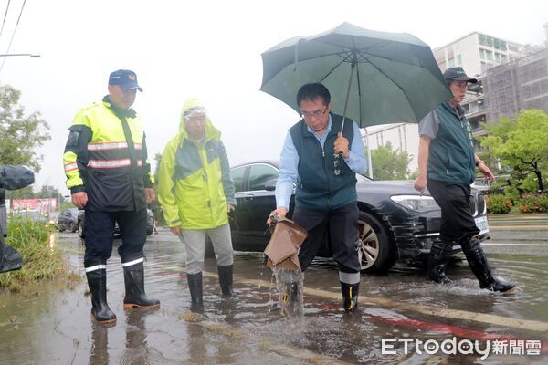 ▲台南市長黃偉哲前往安南、仁德地區視察道路積水及排水系統運作情形。（記者林東良翻攝，下同）