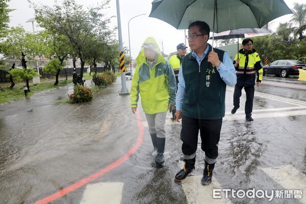 ▲台南市長黃偉哲前往安南、仁德地區視察道路積水及排水系統運作情形。（記者林東良翻攝，下同）