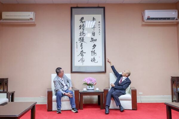 韓國瑜曬照挺李四川！感性喊「奮蹄相挺」：老牛走得慢但認定就走