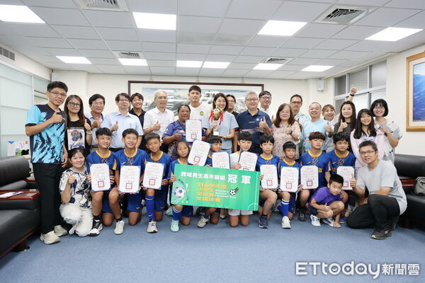 ▲南投縣國小足球聯隊勇奪全國總冠軍,縣長接見表揚。(圖/南投縣政府提供)