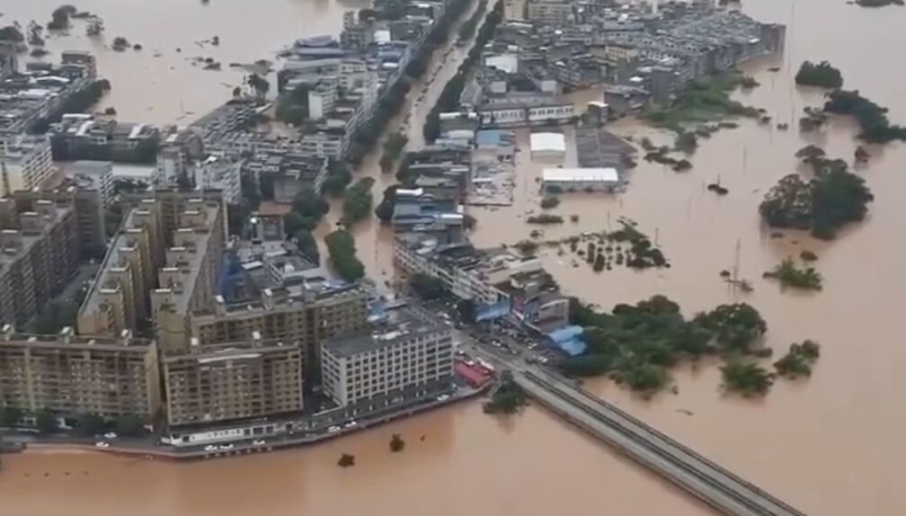 黃泥水淹到只剩車頂 「紫檀」豪雨重創廣西積水最深4公尺