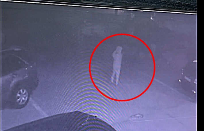 ▲▼張美蘭5月12日身著輕裝從住家外出後,如今僅留下一張監視器拍攝畫面。(圖/翻攝自X)