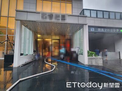 高雄美術館周邊淹一片！議員轟市府：189億治水，居民半夜舀水