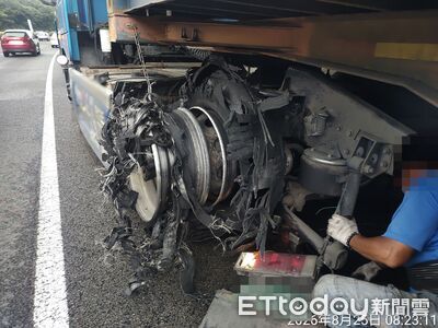 國1林口段貨櫃車爆胎！殘骸零件散落釀2車受損　駕駛開3公里才停