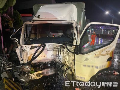 屏東小貨車疑天雨路滑撞圍牆、電桿　車頭凹陷駕駛腳傷送醫