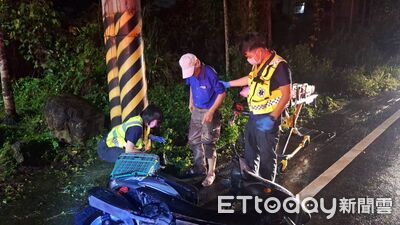 雨天騎車自摔腳部被壓爬不起來　暖警巡邏見狀急呼救護車送醫