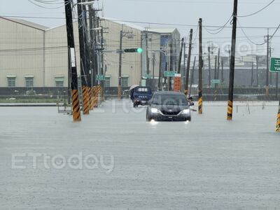 獨／柯志恩勘災受困！車輛水中拋錨　她「爬窗脫身」涉水挺進