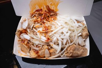 高雄左營深夜臭豆腐餐車　椒鹽口味鋪滿生洋蔥、外酥內軟越嚼越香