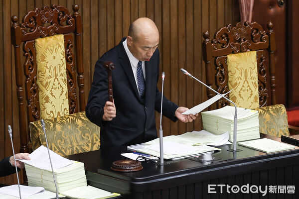 ▲立法院長韓國瑜三讀通過大學法、專科學校法等修正案。（圖／記者林敬旻攝）