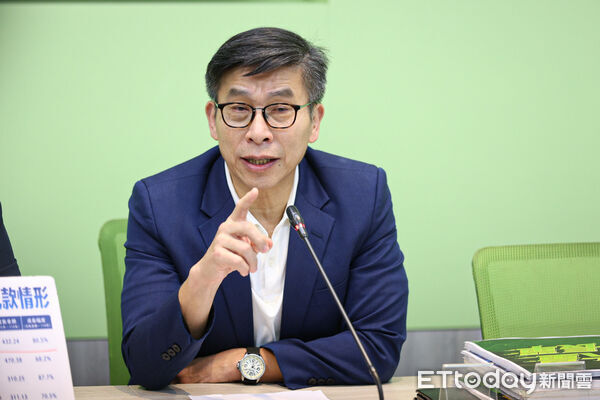 ▲民進黨立委鍾佳濱出席「特別預算滿足國防採購,實驗條例支撐產業發展」記者會。(圖/記者林敬旻攝)