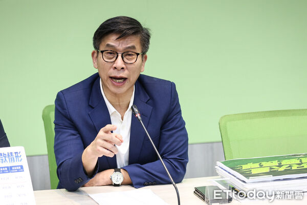 ▲民進黨立委鍾佳濱出席「特別預算滿足國防採購，實驗條例支撐產業發展」記者會。（圖／記者林敬旻攝）
