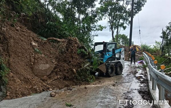 ▲▼玉里鎮赤科山主線道路田螺坔路段因連日豪雨引發災情。（圖／玉里鎮公所提供，下同）