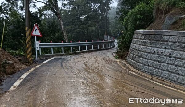 ▲▼玉里鎮赤科山主線道路田螺坔路段因連日豪雨引發災情。（圖／玉里鎮公所提供，下同）