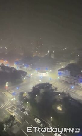 ▲▼ 高雄暴雨狂襲！美術館一帶淹一片　月子中心地下室「水淹半車高」。（圖／龍水里里長初學霖提供）