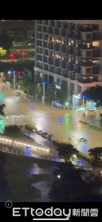 ▲▼ 高雄暴雨狂襲！美術館一帶淹一片　月子中心地下室「水淹半車高」。（圖／龍水里里長初學霖提供）