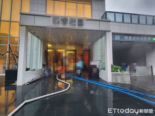 ▲▼ 高雄暴雨狂襲！美術館一帶淹一片　月子中心地下室「水淹半車高」。（圖／記者賴文萱翻攝）