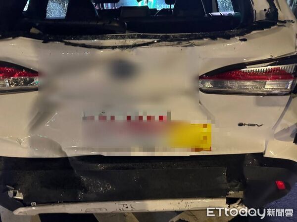 ▲北市基隆路信義路口凌晨發生環保車追撞Uber計程車意外、女駕駛送醫治療 。（圖／記者張君豪翻攝）