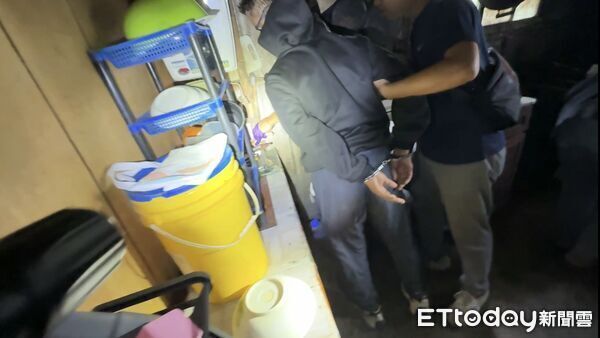 ▲兇嫌遭警方逮捕上銬情形。（圖／資料照片，記者高堂堯翻攝）