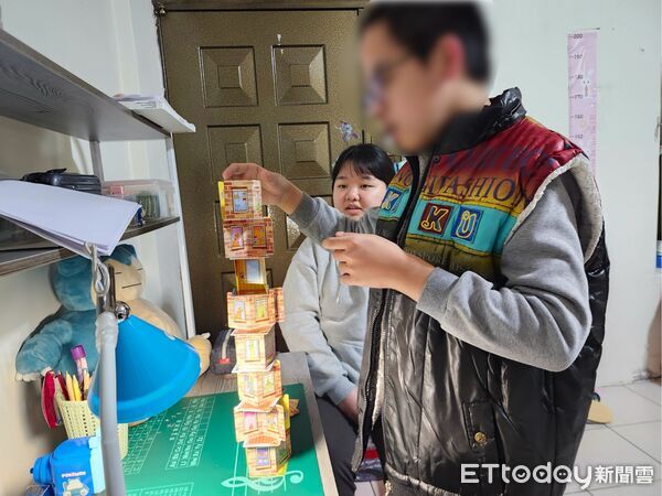 ▲患有輕度自閉症的小員，在社工與課輔老師的耐心陪伴下，逐漸建立情緒表達與人際互動的信心。（圖／展望會提供，下同）