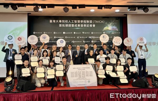 ▲▼教育部正式頒發TAICA首批學程學分證明，共有26名學生獲得，成大水利工程系朱冠霖拿到第一章證書。（圖／記者許敏溶攝）