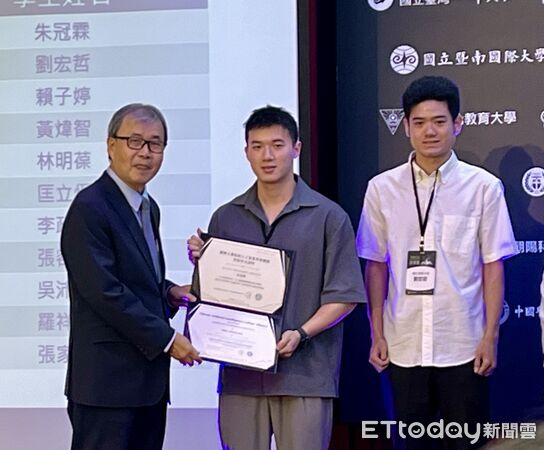 ▲▼教育部正式頒發TAICA首批學程學分證明，共有26名學生獲得，成大水利工程系朱冠霖拿到第一章證書。（圖／記者許敏溶攝）