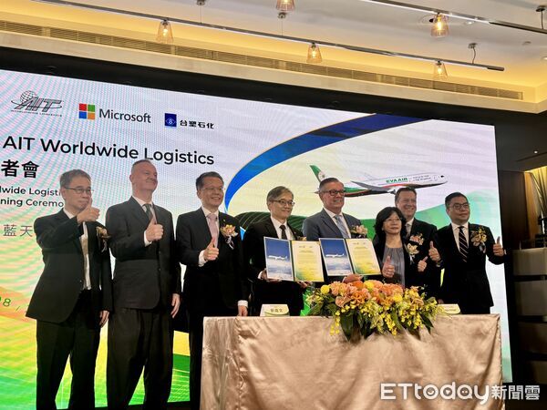 ▲▼長榮航空與全球知名貨運代理商AIT Worldwide Logistics簽署合作備忘錄。（圖／記者周湘芸攝）