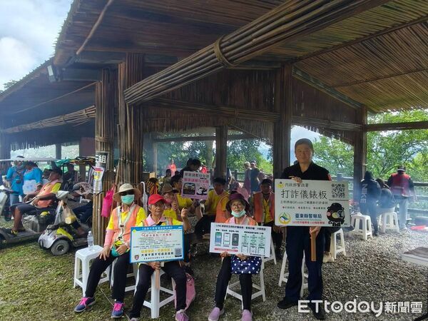 ▲關山警方利用部落祭典族人齊聚的機會,透過面對面互動方式進行安全宣導,將警政觀念融入部落生活。(圖/記者楊晨東翻攝)