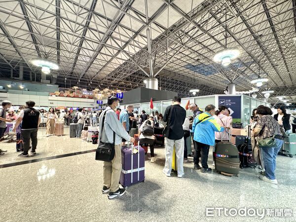 ▲▼出國,桃園機場,跟團,獨旅,機場人潮。（圖／記者彭懷玉攝）