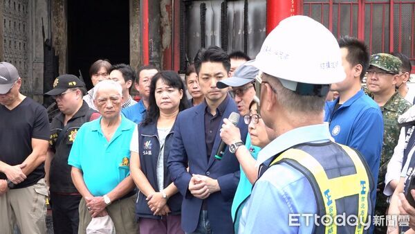 ▲▼ 蔣萬安視察指南宮凌霄寶殿火災後情形蔣萬安 指南宮主委聯訪- 。(圖/記者呂佳賢攝 )