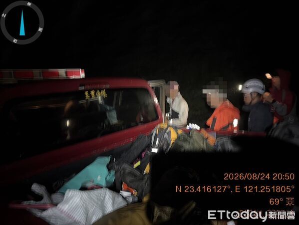 ▲▼搜救人員於24日晚間8點40分左右先尋獲同行的3名隊友並協助安全撤離山區。(圖/花蓮消防局提供,下同)