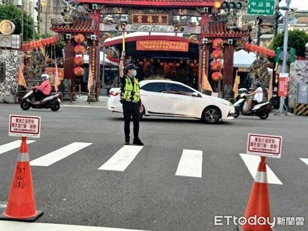 ▲▼警方在水燈排遶境路線及景福宮周邊彈性實施交通管制。（圖／桃園警分局提供）