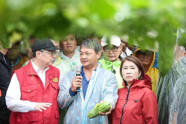 ▲▼行政院長卓榮泰視察南州鄉苦瓜農損情形。（圖／行政院提供）