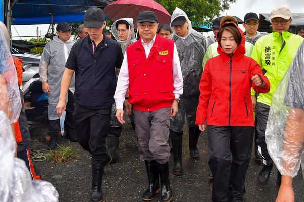 ▲▼行政院長卓榮泰視察南州鄉苦瓜農損情形。（圖／行政院提供）