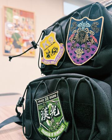 ▲▼今年九三軍人節,文化總會將舉辦「93國軍英雄 感謝有你」敬軍活動,規劃多元豐富的互動體驗,並攜手台北霞海城隍廟、神衣設計師李育昇、文化設計品牌金今KIM-KIM合作設計國軍專屬聯名平安符臂章。(圖/文總提供)