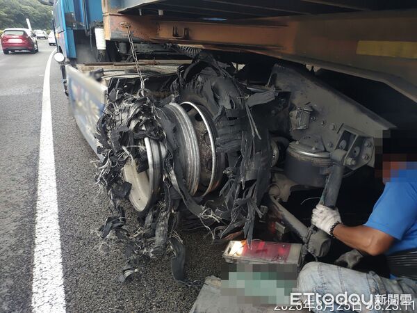 ▲▼黃男駕駛貨櫃車左前車輪爆胎，導致車輛受損，蕭男小客車輾壓掉落輪胎皮造成車體受損，洪男遭其他車輛輾壓掉落零件噴飛撞裂擋風玻璃             。（圖／記者陳以昇翻攝）