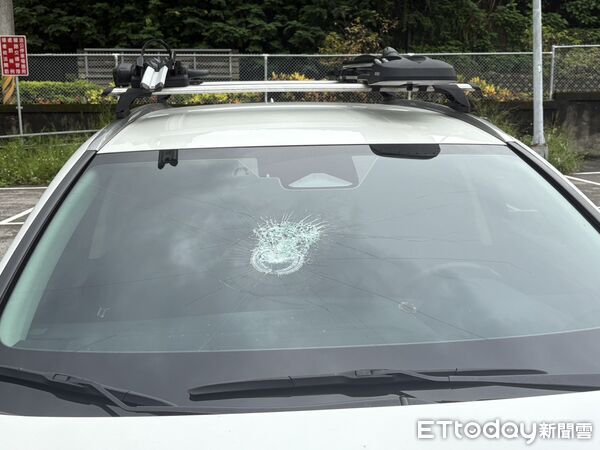 ▲▼黃男駕駛貨櫃車左前車輪爆胎，導致車輛受損，蕭男小客車輾壓掉落輪胎皮造成車體受損，洪男遭其他車輛輾壓掉落零件噴飛撞裂擋風玻璃             。（圖／記者陳以昇翻攝）