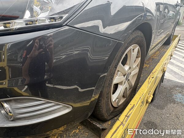 ▲▼黃男駕駛貨櫃車左前車輪爆胎，導致車輛受損，蕭男小客車輾壓掉落輪胎皮造成車體受損，洪男遭其他車輛輾壓掉落零件噴飛撞裂擋風玻璃             。（圖／記者陳以昇翻攝）