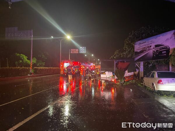 ▲竹田鄉台一線水源路自小貨車自撞事故。（圖／記者陳崑福翻攝）