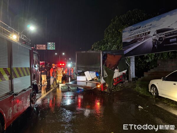 ▲竹田鄉台一線水源路自小貨車自撞事故。（圖／記者陳崑福翻攝）