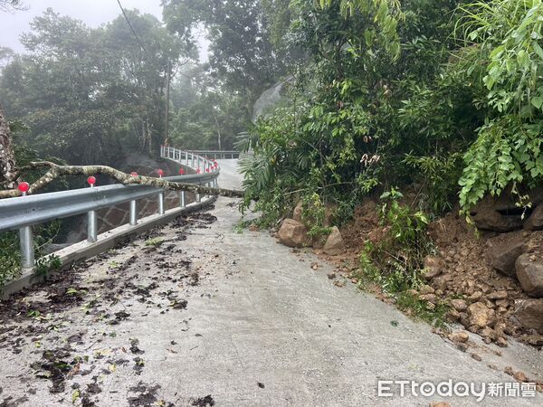 ▲▼受豪大雨影響，玉里赤科山農路出現落石，縣府攜公所緊急清理排除障礙。（圖／花蓮縣政府提供，下同）