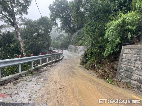 ▲▼受豪大雨影響，玉里赤科山農路出現落石，縣府攜公所緊急清理排除障礙。（圖／花蓮縣政府提供，下同）
