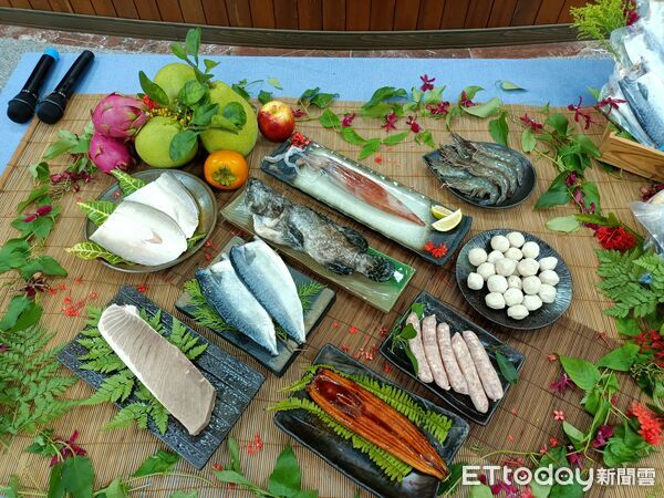 ▲▼蘇澳區漁會推出中秋「鱻宴搶鮮集錦禮盒」等禮盒。（圖／記者游芳男攝，下同）