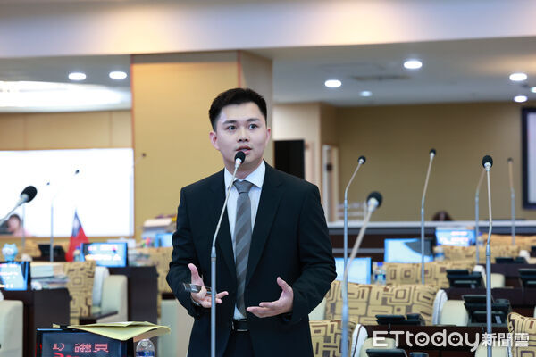 ▲台南市安南區海佃路一處空地發生危險廢棄物爆炸火警，造成消防人員及民眾受傷。（記者林東良翻攝，下同）