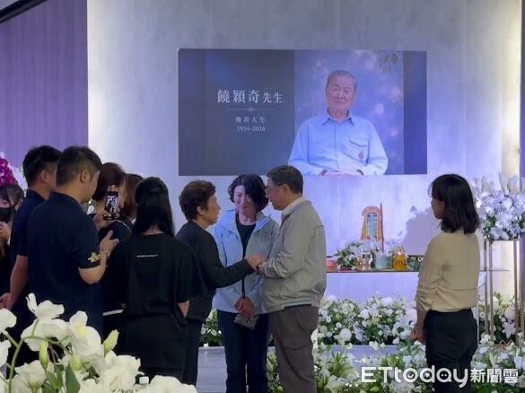 ▲行政院長卓榮泰25日下午前往台東卑南鄉初鹿村，赴前立法院副院長饒穎奇靈堂上香弔唁，向家屬表達慰問與哀悼。（圖／記者楊晨東翻攝）