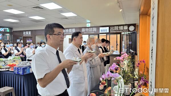 ▲斗六慈濟醫院舉辦「七月吉祥月祈福晚會」,透過獻燈、獻花、獻果及祈禱等儀式,倡導正信面對農曆七月。(圖/記者游瓊華翻攝)