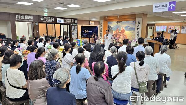 ▲斗六慈濟醫院舉辦「七月吉祥月祈福晚會」,透過獻燈、獻花、獻果及祈禱等儀式,倡導正信面對農曆七月。(圖/記者游瓊華翻攝)