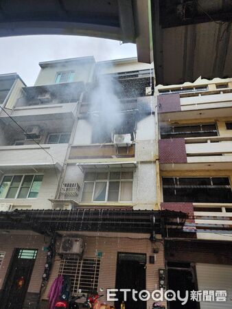 ▲台南市南區西門路一段巷內一棟3樓透天住宅發生火警，消防人員到場出水搶救。（記者林東良翻攝，下同）