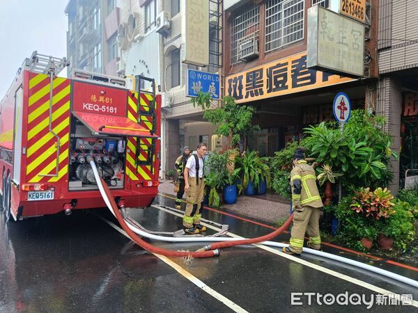 ▲台南市南區西門路一段巷內一棟3樓透天住宅發生火警，消防人員到場出水搶救。（記者林東良翻攝，下同）