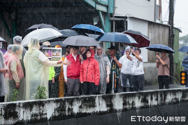 ▲行政院長卓榮泰25日到屏東勘災。（圖／行政院提供）